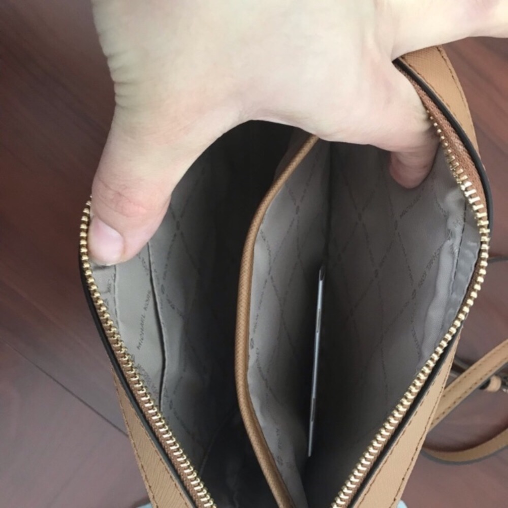 Last 1✨Michael Kors large vanilla Crossbody bag - Picture 4 of 8